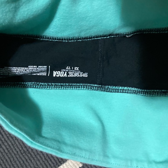 Pink yoga shorts - Picture 3 of 3